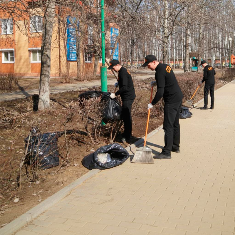 Уборка листьев в Авдеевке
